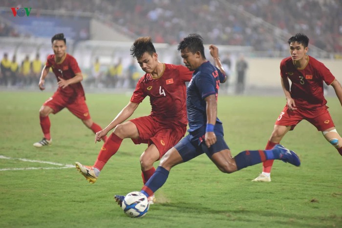 Bước sang hiệp 2, U23 Việt Nam và U23 Thái Lan đẩy cao tốc độ của trận đấu.