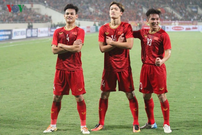 Bắt nguồn từ pha đi bóng khéo léo của Quang Hải bên hành lang trái, đội trưởng của U23 Việt Nam có pha chuyền bóng chính xác trước khi Hoàng Đức xoay người dứt điểm 1 chạm đẹp mắt, 2-0 nghiêng về U23 Việt Nam.