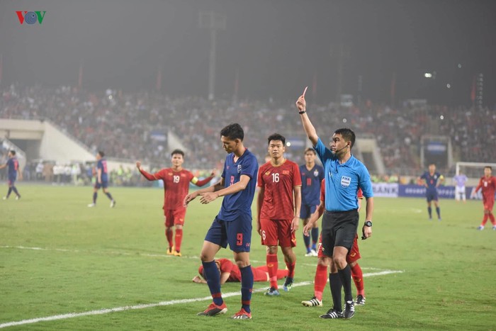 Khó khăn thêm chồng chất với U23 Thái Lan khi Supachai phải nhận thẻ đỏ sau pha đánh nguội với trung vệ Đình Trọng.