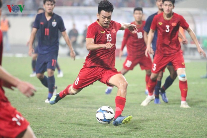 Chỉ sau 10 phút sau bàn thắng của Hoàng Đức, các CĐV của U23 Việt Nam tiếp tục được ăn mừng khi Thành Chung nới rộng khoảng cách lên 3-0 cho đoàn quân của HLV Park Hang Seo sau pha lộn xộn của trong vòng cấm.