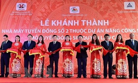 Phó Thủ tướng Trịnh Đình Dũng và các đại biểu thực hiện nghi thức khánh thành nhà máy tuyển đồng Sin Quyền. (Ảnh: Quốc Khánh/TTXVN)