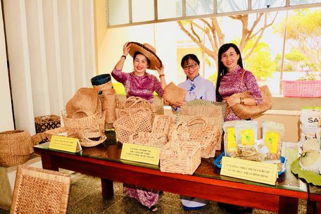 Sản phẩm của Tổ hợp tác thủ công mỹ nghệ xã Thuận Thới trưng bày tại “Ngày Phụ nữ khởi nghiệp” năm 2019 do Hội LHPN tỉnh tổ chức.