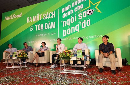 Văn Toàn cùng bác sĩ Trần Anh Tuấn (thứ hai bên phải) cùng các khách mời trao đổi trong buổi ra mắt sách và tọa đàm