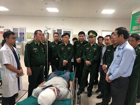  Chủ tịch UBND tỉnh Quảng Bình thăm trinh sát bị đâm trọng thương