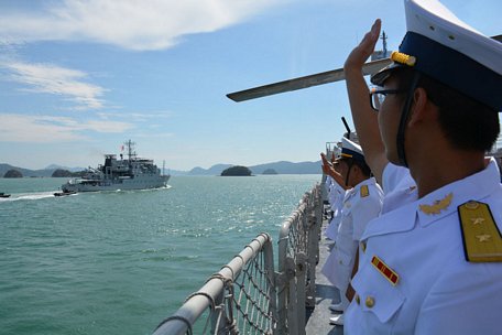Cán bộ chiến sỹ tàu Lý Thái Tổ vẫy tay chào tàu chỉ huy 151 trong lễ duyệt binh.