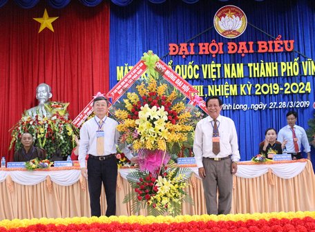 Ông Lương Hoài Nhân- Phó Ban công tác phía Nam, Ủy ban Trung ương MTTQ Việt Nam chúc mừng đại hội