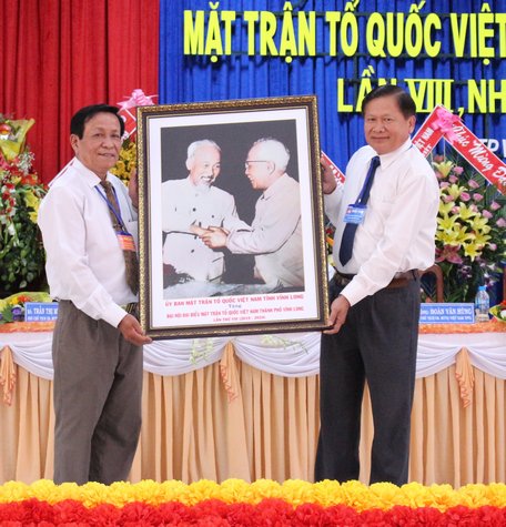 Chủ tịch Ủy ban MTTQ Việt Nam tỉnh- Lê Quang Đạo chúc mừng đại hội