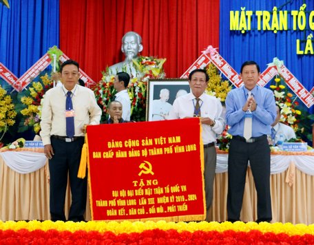 Bí thư Thành ủy Vĩnh Long- Hồ Văn Huân tặng bức trướng cho đại hội