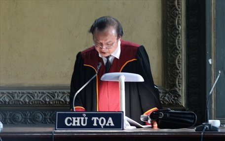  Chủ tọa Nguyễn Văn Xuân đọc tuyên án tại Tòa.