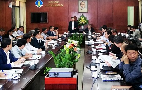 Bộ trưởng Nguyễn Xuân Cường họp với đại diện các trang trại về giải pháp phòng, chống dịch tả lợn Châu Phi chiều 27/3. Ảnh: Kh.Lực
