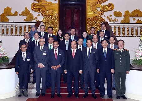 Thủ tướng Nguyễn Xuân Phúc, Quốc vương Brunei Darussalam Sultan Haji Hassanal Bolkiah và đoàn đại biểu 2 nước. (Ảnh: Thống Nhất/TTXVN)
