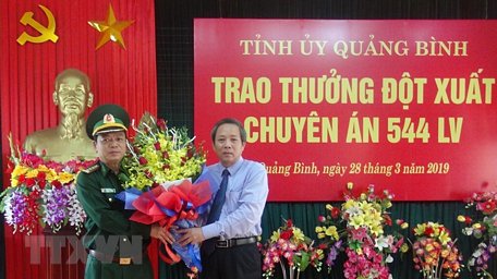  Bí thư Tỉnh ủy Quảng Bình Hoàng Đăng Quang tặng hoa cho Đại diện Bộ chỉ huy Bộ đội biên phòng Quảng Bình sau chuyên án 544LV thành công. (Ảnh: Đức Thọ/TTXVN)