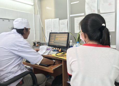 Bác sĩ Trần Tất Trung thăm khám định kỳ và ra đơn thuốc cho một bệnh nhân hen.