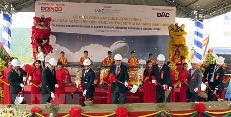 Phó Thủ tướng Vũ Đức Đam (thứ 3 trái qua) cùng các đại biểu tham gia lễ động thổ. (Ảnh: Nguyễn Sơn/TTXVN)