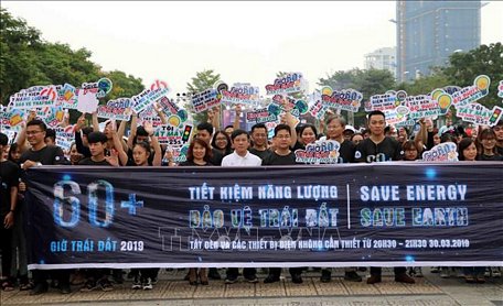 Đại biểu và người dân, du khách ở Đà Nẵng (Việt Nam) đi bộ hưởng ứng chiến dịch Giờ Trái đất 2019. Ảnh: Trần Lê Lâm/TTXVN