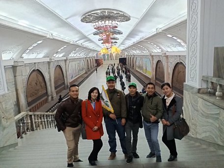  Đoàn khách du lịch Việt Nam tham quan tàu điện ngầm Pyongyang tại Triều Tiên - Ảnh: LÊ NGỌC TÁI