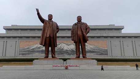  Du khách khi tới thăm thăm tượng đài hay thậm chí là nơi sinh của các lãnh tụ Triều Tiên thì phải ăn mặc kín đáo - Ảnh: LÊ NGỌC TÀI