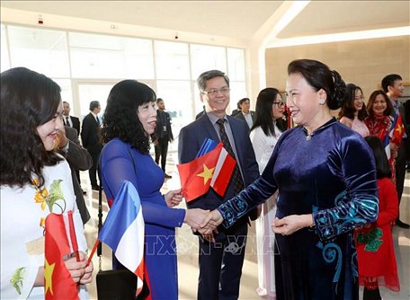 Cán bộ, nhân viên Đại sứ quán và bà con Việt kiều tại Pháp đón Chủ tịch Quốc hội Nguyễn Thị Kim Ngân. Ảnh: Trọng Đức/TTXVN