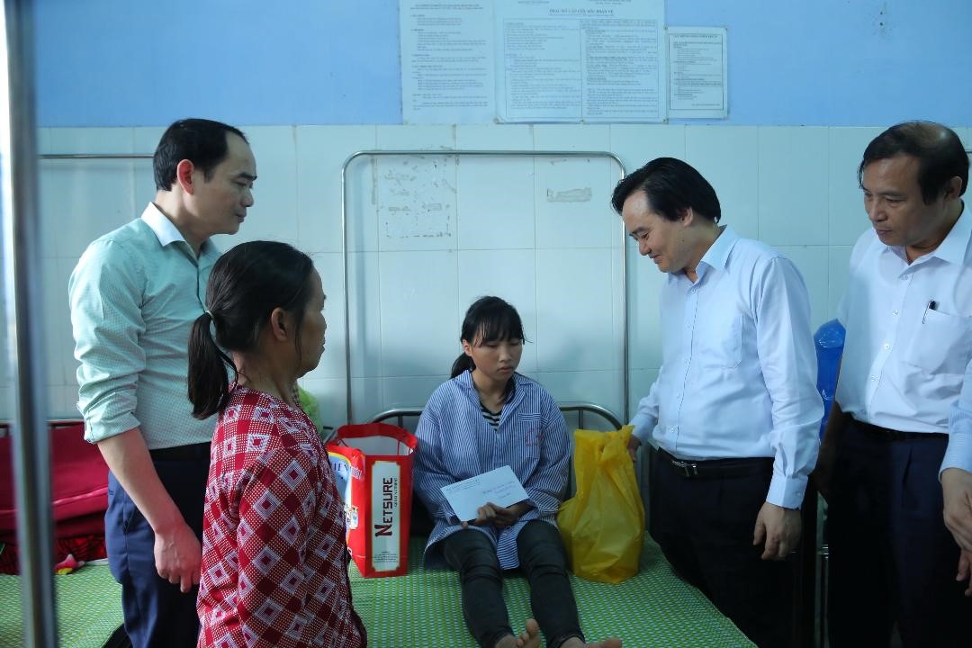 Bộ trưởng Phùng Xuân Nhạ đã đến thăm, động viên em Nguyễn Thị Hải Yến đang điều trị tại Bệnh viện Tâm thần kinh tỉnh Hưng Yên. (Ảnh: Bộ GD&ĐT)