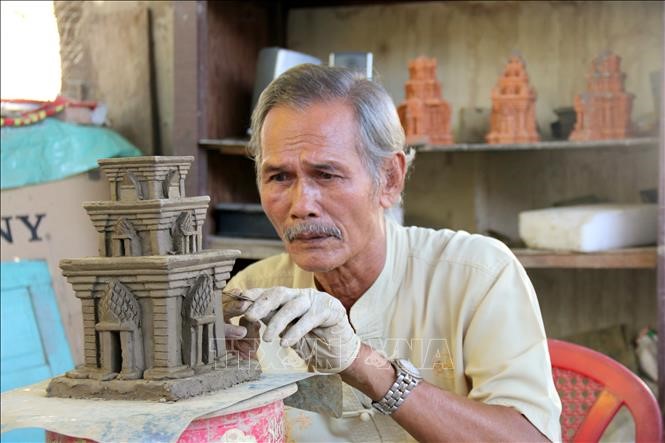 Ông Lâm Hùng Sổi là một trong số ít nghệ nhân làm gốm mỹ nghệ ở làng gốm Bình Đức. Ảnh: Nguyễn Thanh/TTXVN