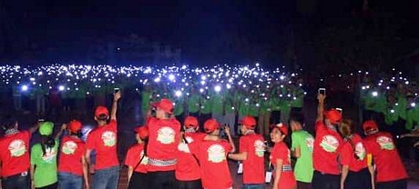 Trại sinh tại buổi xếp chữ chạy chữ bằng đèn led “Vesak 2019” lập kỷ lục Việt Nam.