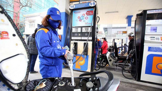 Giá xăng dầu được điều chỉnh tăng mạnh dù giá thế giới tăng không cao - Ảnh: TL