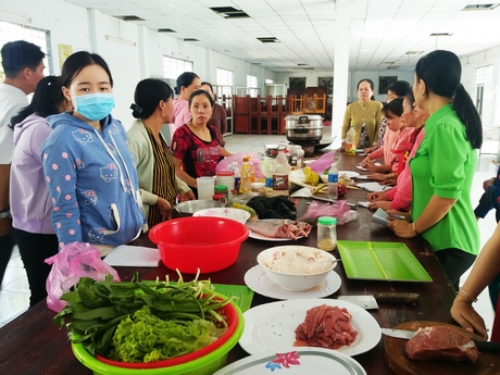 Học nấu ăn ở Trung tâm Giáo dục nghề nghiệp và Giáo dục thường xuyên huyện Bình Tân.