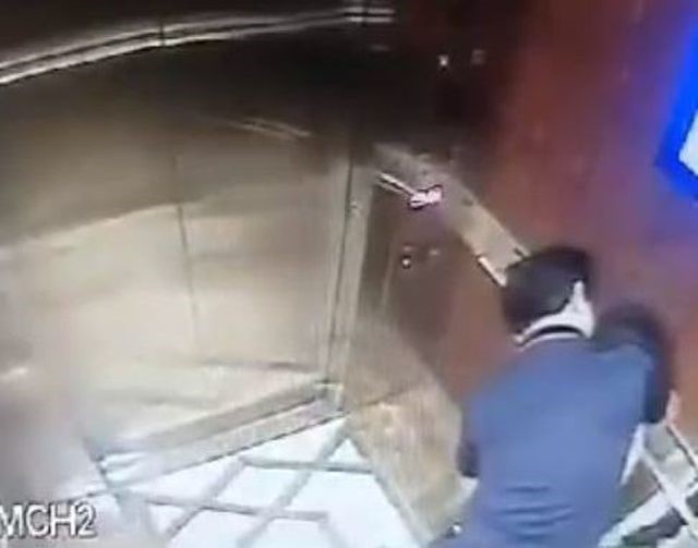 Hình ảnh gã đàn ông sàm sỡ bé gái trong thang máy được cho là xảy ra ở quận 4, TPHCM