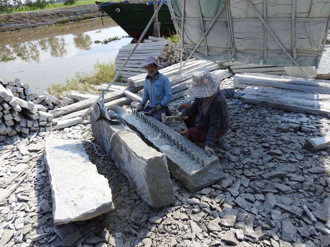 Anh Huỳnh Văn Truyền có 22 năm làm thợ đá cho biết vợ chồng anh làm mỗi ngày kiếm được từ 400.000 - 500.000 đồng.
