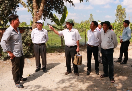 Đoàn khảo sát của HĐND tỉnh khảo sát thực tế tại trại chăn nuôi heo thịt ở xã Đông Thành.
