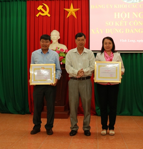 Bí thư Đảng ủy Khối các cơ quan tỉnh-  Trần Văn Bạch trao giấy khen cho đảng viên xuất sắc 5 năm liền.