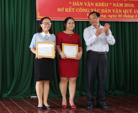 Ban Tổ chức trao giải nhất cho nhóm tác giả Thúy Quyên- Cao Huyền với tác phẩm “Những trái tim thiện nguyện không già”.