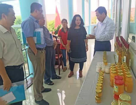 Các đại biểu tham dự hội thảo tham quan khu trưng bày các sản phẩm từ trái thanh trà.
