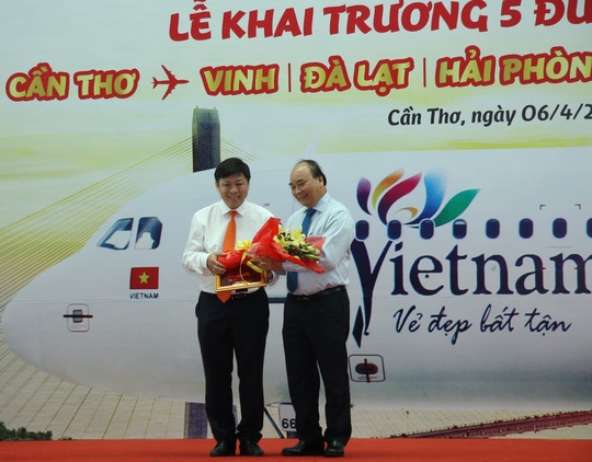 Thủ tướng Nguyễn Xuân Phúc trao hoa chúc mừng cho đại diện Vietjet Air