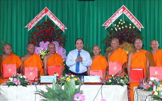 Thủ tướng  chúc mừng các chư tăng Khmer tỉnh Sóc Trăng nhân dịp Tết Chôl Chnăm Thmây. Ảnh: Thống Nhất/TTXVN