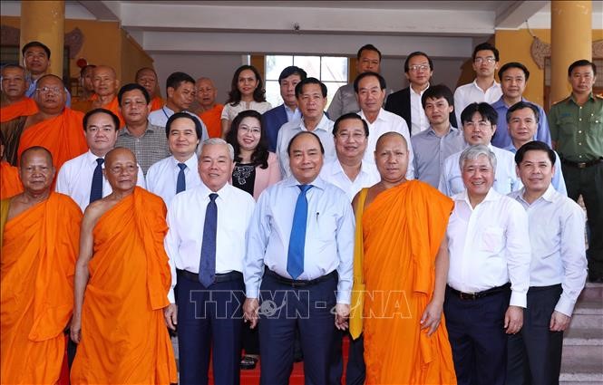 Thủ tướng Nguyễn Xuân Phúc đến thăm, chúc tết và tặng quà tại Trường Bổ túc Văn hoá Trung cấp Pali Nam bộ và các chư tăng Khmer tỉnh Sóc Trăng dịp Tết Chôl Chnăm Thmây. Ảnh: Thống Nhất/TTXVN