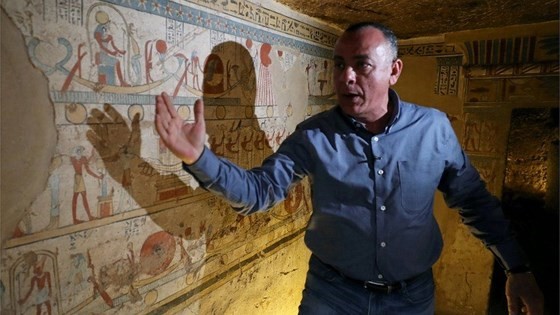 Mostafa Waziri, Tổng Thư ký Hội đồng Tối cao về Cổ vật thuộc Bộ Cổ vật Ai Cập, giới thiệu với báo giới lăng mộ mới phát hiện ở Sohag, Ai Cập. Ảnh: REUTERS