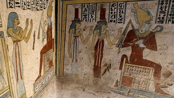 Những bức bích họa trong lăng mộ mới phát hiện ở Sohag, Ai Cập. Ảnh: REUTERS