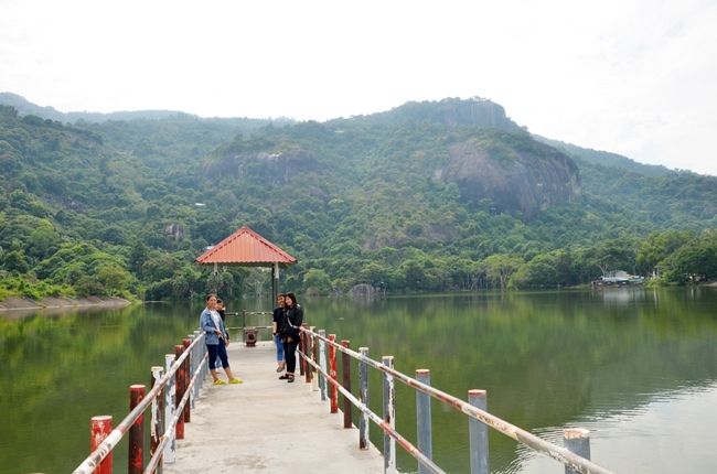 Hồ Soài So nằm dưới chân dãy Phụng Hoàng Sơn (xã Núi Tô, Tri Tôn), được xây dựng vào những năm 1990. Mặt hồ phẳng lặng, nước trong veo...