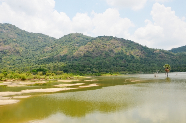   Hồ Ô Tà Sóc nằm dưới chân Ngọa Long Sơn (xã Lương Phi, Tri Tôn) mang vẻ đẹp thơ mộng, tĩnh lặng, hoang sơ, kì bí giữa núi rừng Ô Tà Sóc.