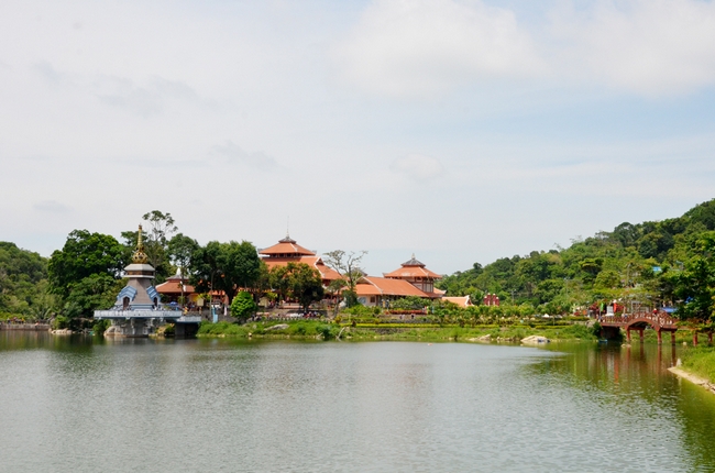 Hồ Thủy Liêm trên đỉnh hay núi Cấm (xã An Hảo, Tịnh Biên) được xem là hồ trữ nước nằm ở điểm cao nhất trong tất cả các hồ ở  Bảy Núi. Hồ nằm ngay trước tượng Phật Di Lặc, 2 bên là chùa Phật Lớn và chùa Vạn Linh. 