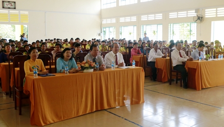 Phó Thủ tướng Trương Hòa Bình cùng lãnh đạo tỉnh đến chúc Tết cổ truyền Chôl Chnăm Thmây tại Trường Phổ thông Dân tộc nội trú tỉnh.