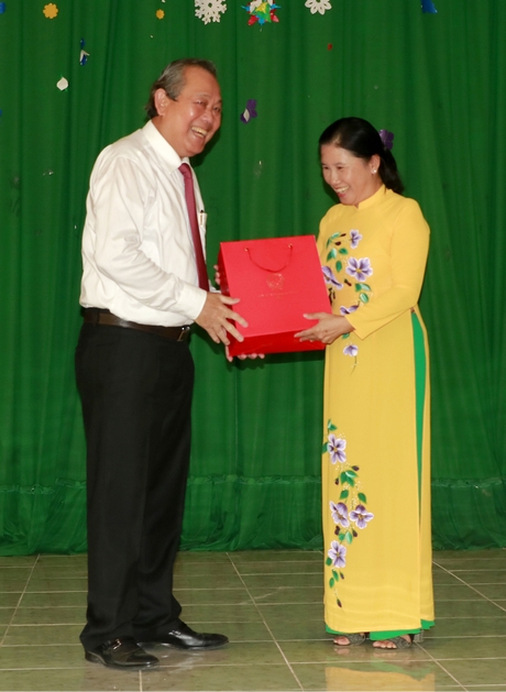 Phó Thủ tướng Trương Hòa Bình tặng quà, chúc tết tập thể nhà trường.