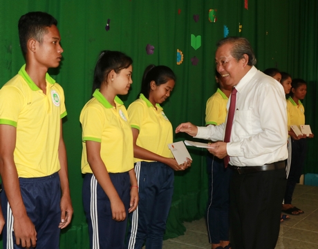 Phó Thủ tướng Trương Hòa Bình tặng quà cho học sinh có hoàn cảnh khó khăn Trường Phổ thông Dân tộc nội trú tỉnh.