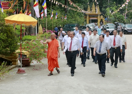 Phó Thủ tướng Trương Hòa Bình đến thăm, chúc Tết cổ truyền Chôl Chnăm Thmây tại chùa Hạnh Phúc Tăng.