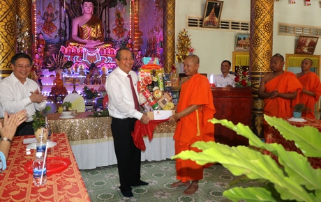 Phó Thủ tướng Trương Hòa Bình tặng quà cho Ban trụ trì chùa Hạnh Phúc Tăng và gửi lời chúc mừng tết cổ truyền thật đầm ấm, vui tươi và hạnh phúc.