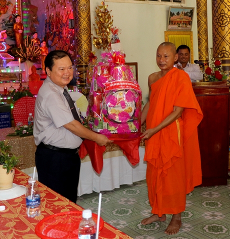  Chủ tịch UBND tỉnh- Nguyễn Văn Quang tặng quà, chúc tết cổ truyền cho chùa Hạnh Phúc Tăng.