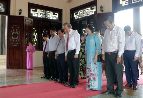 Phó Thủ tướng Trương Hòa Bình cùng lãnh đạo tỉnh viếng Khu tưởng niệm cố Chủ tịch HĐBT Phạm Hùng.