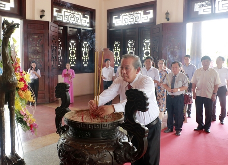 Phó Thủ tướng Trương Hòa Bình thắp hương cố Chủ tịch HĐBT Phạm Hùng.