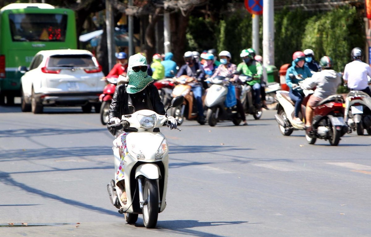 Người dân Thành phố Hồ Chí Minh trùm kín người khi đi ra đường. (Ảnh: Thanh Vũ/TTXVN)